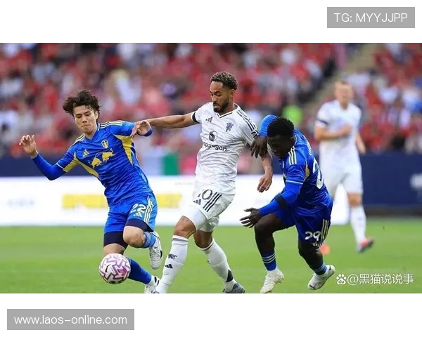 库尼亚赛后忙签名球迷儿子助阵